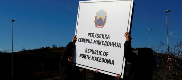 Workers set up a sign with Macedonia's new name at the border between Macedonia and Greece - Sputnik International