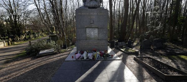Karl Marx Grave in Highgate Cemetery in London - Sputnik International