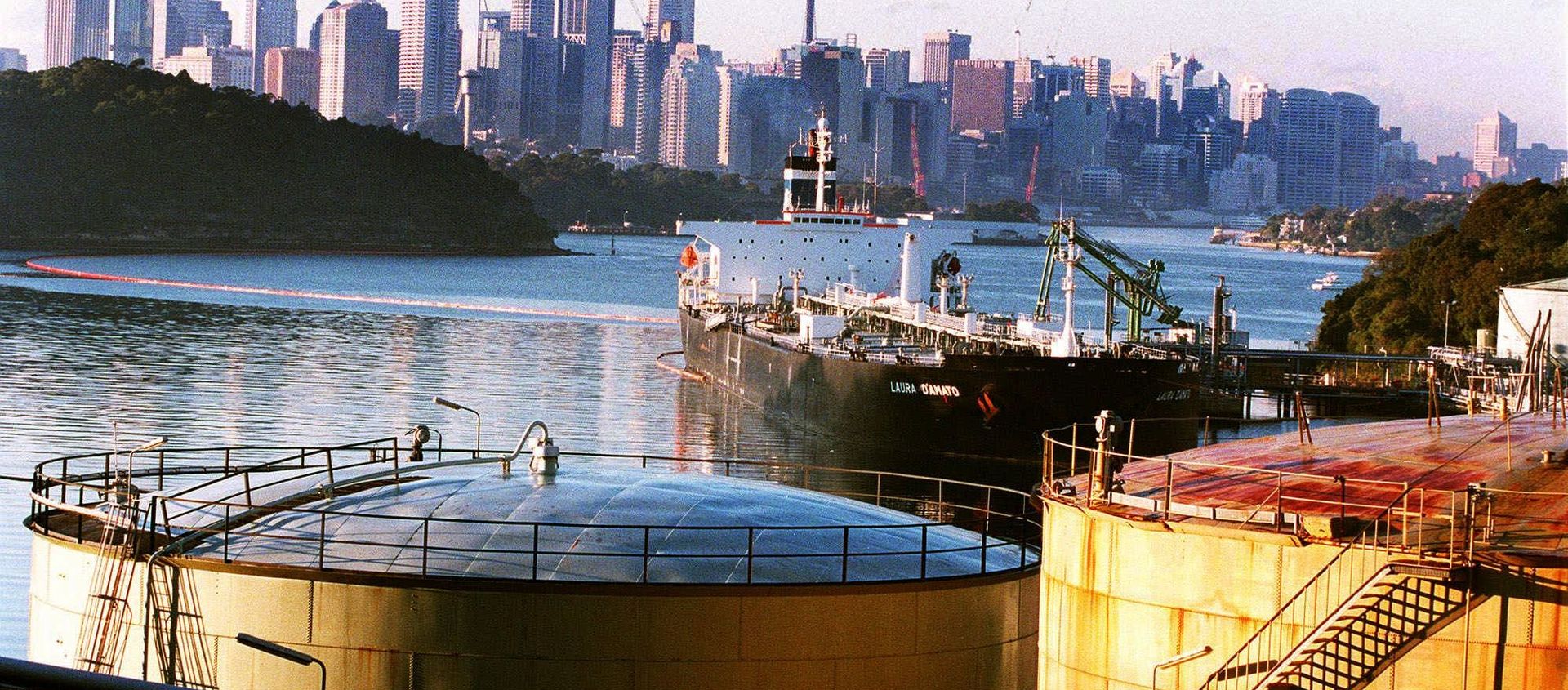 The Shell Oil terminal at Gore Cove in Sydney Harbor, Australia - Sputnik International, 1920, 17.02.2019