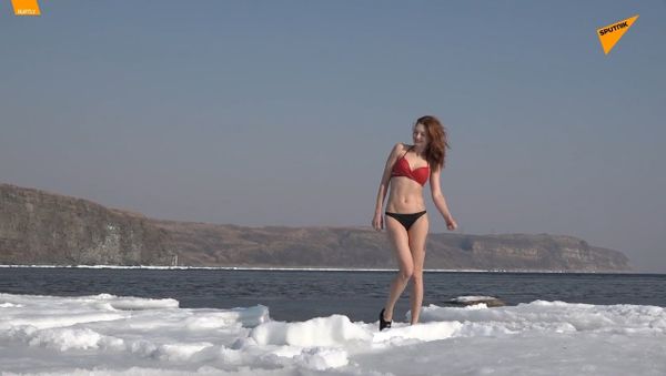Bra-cing temperatures: Russian women brave icy waters in Far East - Sputnik International