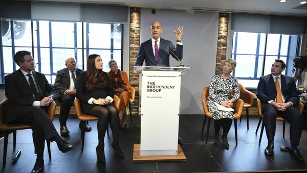Labour MP Chuka Umunna, center, speaks to the media during a press conference with a group of six other Labour MPs, in London, Monday, Feb. 18, 2019. Labour MP Chuka Umunna, center, speaks to the media during a press conference with a group of six other Labour MPs, in London, Monday, Feb. 18, 2019. - Sputnik International