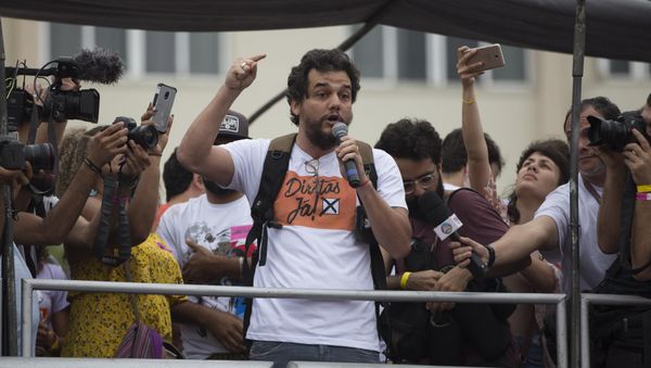 Wagner Moura - who starred in Narcos as Pablo Escobar - at a rally in 2017 against Brazil's then President Michel Temer - Sputnik International