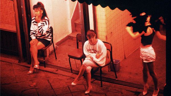 Prostitutes wait for customers outside a brothel - Sputnik International