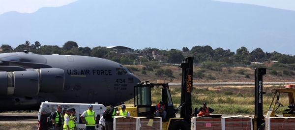 Humanitarian aid for Venezuela is carried after being unloaded from a U.S. Air Force plane at Camilo Daza Airport in Cucuta, Colombia February 16, 2019 - Sputnik International
