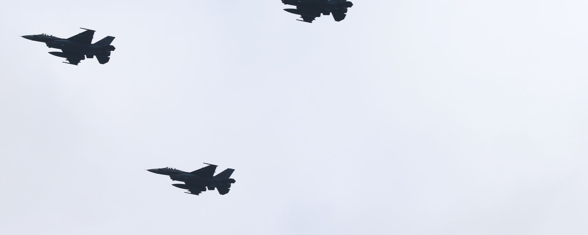 Japan's F-2 fighter jets fly in formation during the annual Self-Defense Forces Commencement of Air Review at Hyakuri Air Base, north of Tokyo, Sunday, Oct. 26, 2014. Japan's F-2 fighter jets fly in formation during the annual Self-Defense Forces Commencement of Air Review at Hyakuri Air Base, north of Tokyo, Sunday, Oct. 26, 2014. - Sputnik International, 1920, 09.12.2022