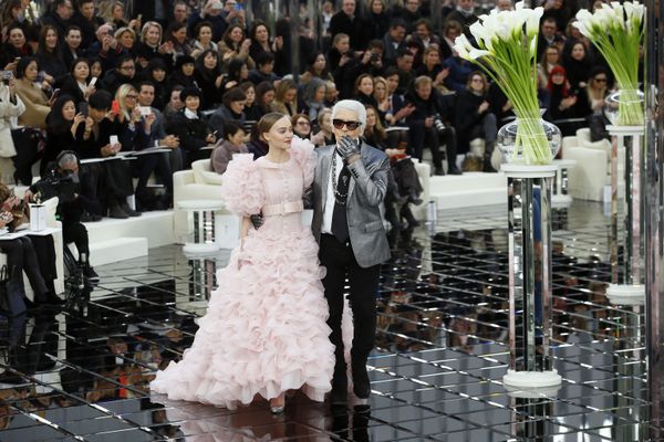 Lily-Rose Depp Models with German Fashion Designer Karl Lagerfeld During Chanel's Haute Couture Spring-Summer 2017 - Sputnik International