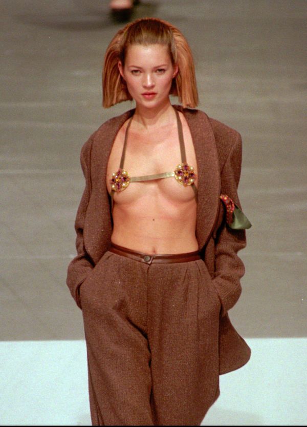 Kate Moss Sports a Brown Ensemble Over a Metallic Bra, 1997 - Sputnik International