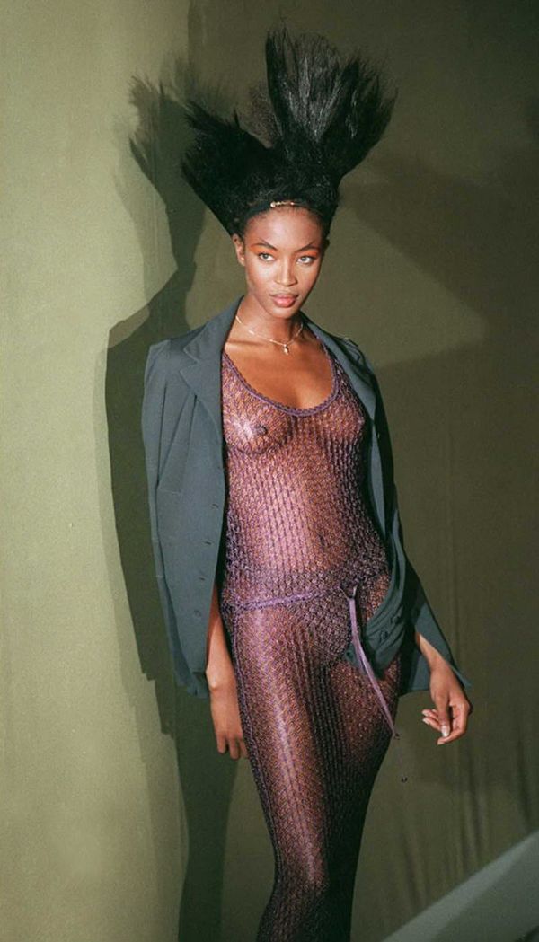 Top Model Naomi Campbell Shows a Long Lilas Fishnet Evening Dress at the Louvre Carrousel, 1996 - Sputnik International