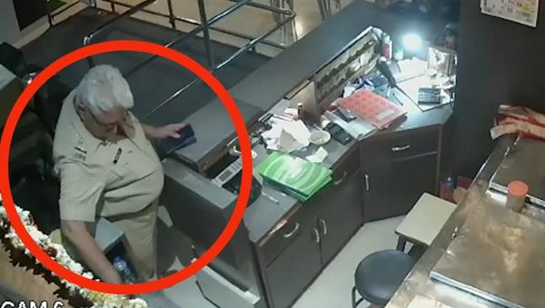 Viral video: Mumbai cop smashes liquor bottles in bar ‘open till 3am’ - Sputnik International