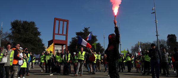 A person holds up a flare as people wearing yellow vests demonstrate outside the United Nations ahead of the Human Rights Council in Geneva, Switzerland, February 20, 2019 A person holds up a flare as people wearing yellow vests demonstrate outside the United Nations ahead of the Human Rights Council in Geneva, Switzerland, February 20, 2019 - Sputnik International