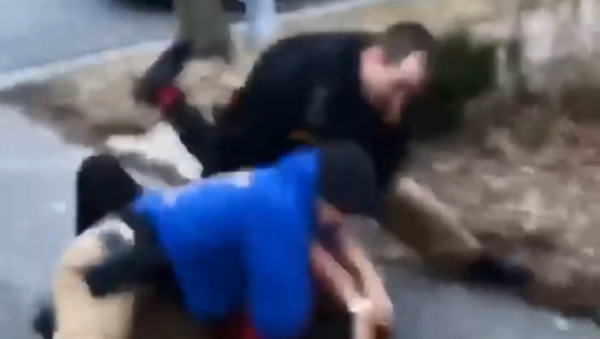 Investigation launched into Delaware police officer who repeatedly punched a teenager who matched a wanted suspect - Sputnik International