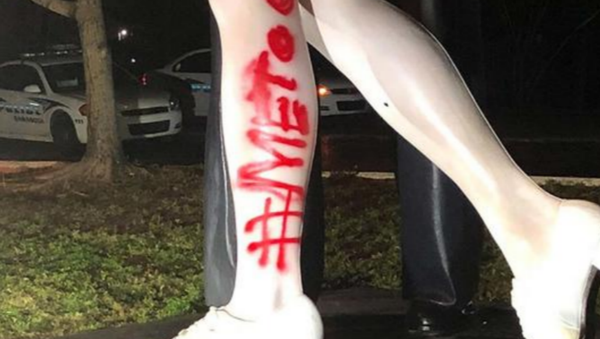 #MeToo painted on WWII kiss statue - Sputnik International