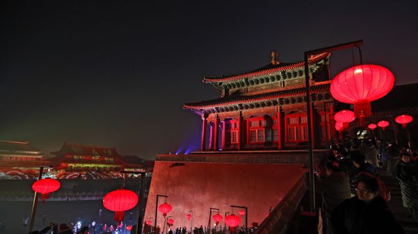Visitors tour the Forbidden City decorated with red lanterns and illuminated with lights during the Lantern Festival in Beijing, Tuesday, Feb. 19, 2019. - Sputnik International