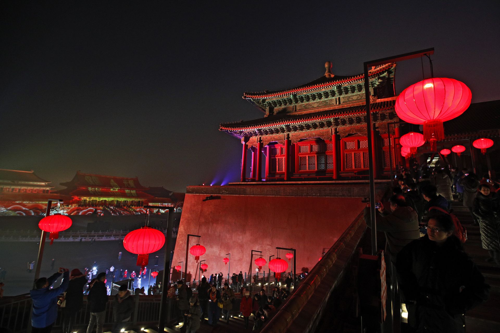 Visitors tour the Forbidden City decorated with red lanterns and illuminated with lights during the Lantern Festival in Beijing, Tuesday, Feb. 19, 2019. Visitors tour the Forbidden City decorated with red lanterns and illuminated with lights during the Lantern Festival in Beijing, Tuesday, Feb. 19, 2019. - Sputnik International, 1920, 17.06.2022
