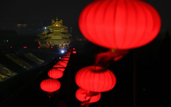 In this Tuesday, Feb. 19, 2019, photo, lanterns is decorated near a Turret of the Forbidden City projected with lights for the Lantern Festival in Beijing. In this Tuesday, Feb. 19, 2019, photo, lanterns is decorated near a Turret of the Forbidden City projected with lights for the Lantern Festival in Beijing. - Sputnik International