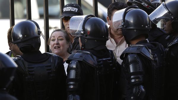 Supporters of Ecuador’s Vice President Jorge Glas rally to support him outside the court where police stand guard during his sentencing in Quito, Ecuador, Wednesday, Dec. 13, 2017 - Sputnik International