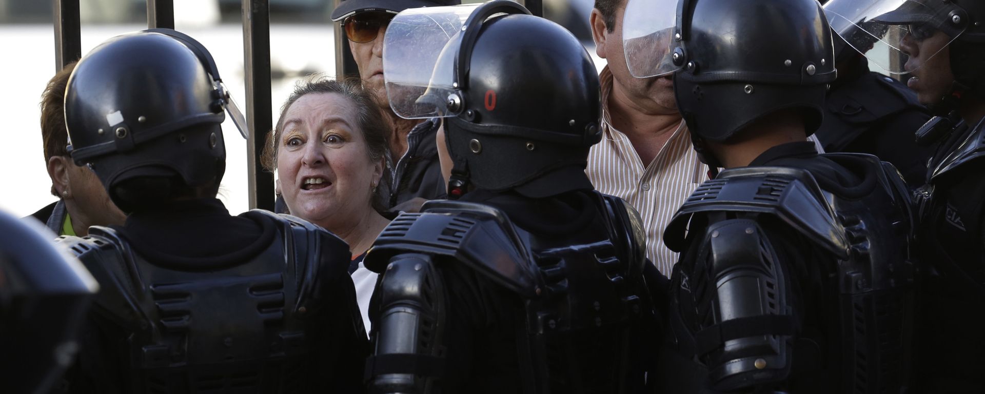 Supporters of Ecuador’s Vice President Jorge Glas rally to support him outside the court where police stand guard during his sentencing in Quito, Ecuador, Wednesday, Dec. 13, 2017 - Sputnik International, 1920, 08.04.2024