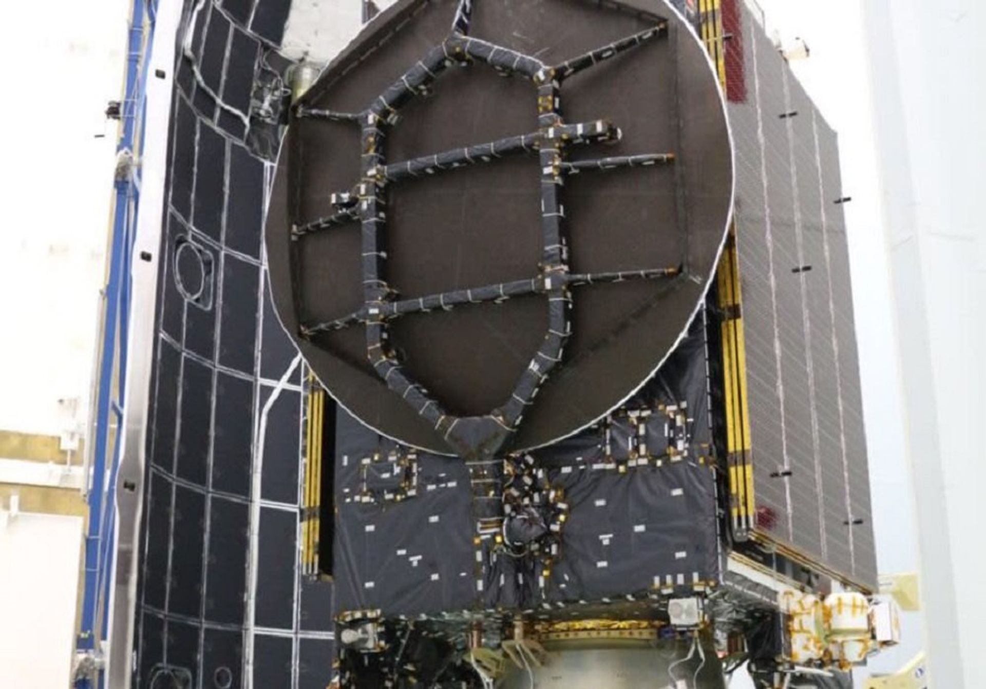 Beresheet is loaded onto its launcher, Falcon-9 before its launch into space Thursday night - Sputnik International, 1920, 27.10.2021