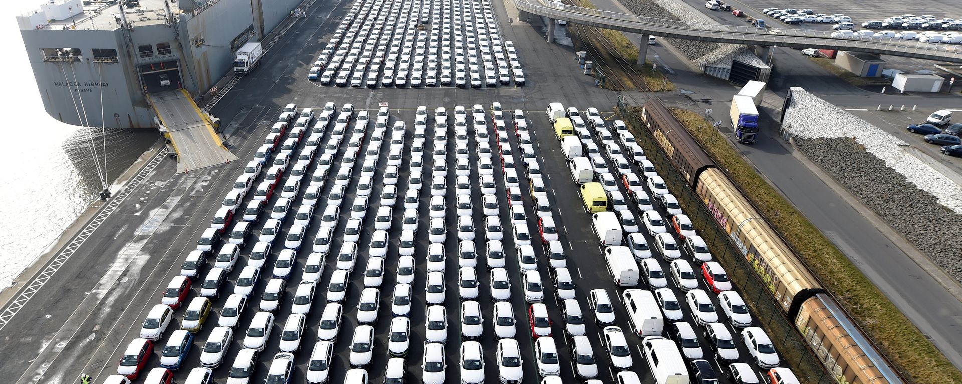Volkswagen export cars are seen in the port of Emden, beside the VW plant, Germany March 9, 2018 - Sputnik International, 1920, 15.03.2019