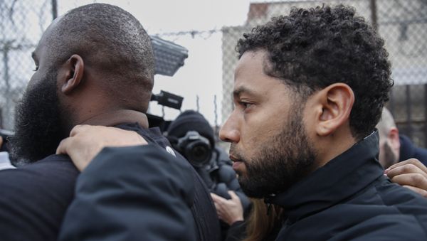 Empire actor Jussie Smollett leaves Cook County jail following his release, Thursday, Feb. 21, 2019, in Chicago. Smollett was charged with disorderly conduct and filling a false police report when he said he was attacked in downtown Chicago by two men who hurled racist and anti-gay slurs and looped a rope around his neck, a police official said - Sputnik International