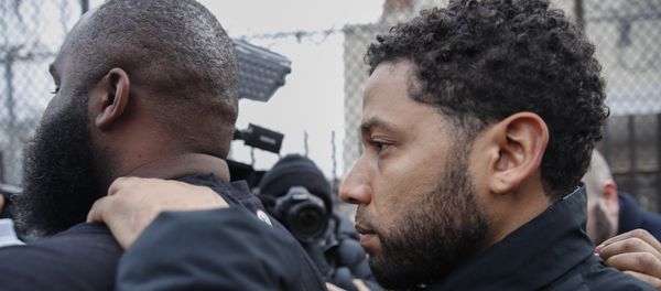 Empire actor Jussie Smollett leaves Cook County jail following his release, Thursday, Feb. 21, 2019, in Chicago. Smollett was charged with disorderly conduct and filling a false police report when he said he was attacked in downtown Chicago by two men who hurled racist and anti-gay slurs and looped a rope around his neck, a police official said - Sputnik International