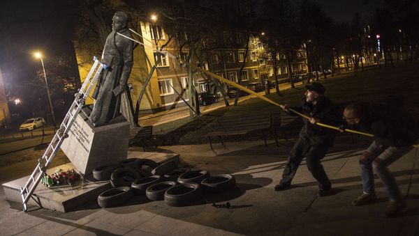 Activists in Poland pull down a statue of a prominent deceased priest, Father Henryk Jankowski, who allegedly abused minors sexually, in Gdansk, Poland, on Thursday Feb. 21, 2019. The activists said it was an act of protest against the Polish Catholic Church for failing in resolving the problem of clergy sex abuse. The protest comes as Pope Francis has gathered church leaders from around the world at the Vatican to grapple with the church's sex abuse crisis. - Sputnik International