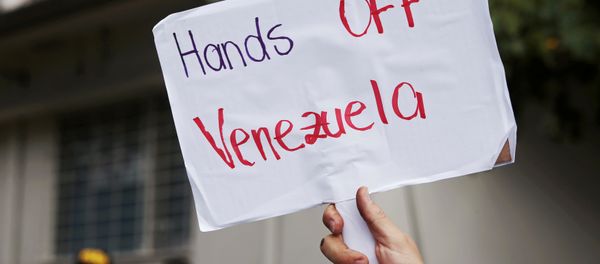 A supporter of Venezuela's President Nicolas Maduro holds a sign after Venezuelan opposition leader Juan Guaido's designated ambassador to Costa Rica Maria Faria took control of Venezuela's embassy, in San Jose, Costa Rica February 20, 2019. - Sputnik International