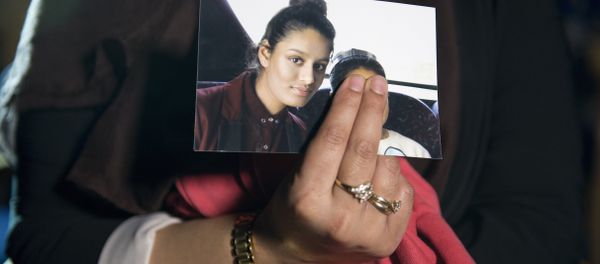 In this file photo taken on February 22, 2015 Renu Begum, eldest sister of missing British girl Shamima Begum, holds a picture of her sister while being interviewed by the media in central London. In this file photo taken on February 22, 2015 Renu Begum, eldest sister of missing British girl Shamima Begum, holds a picture of her sister while being interviewed by the media in central London. - Sputnik International