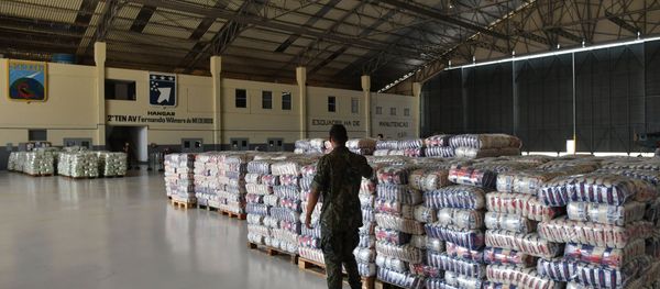 A Brazilian soldier walks near packages of rice and sugar that are part of the humanitarian aid for Venezuela, at Ala 7 air base in Boa Vista, Roraima state, Brazil in the border with Venezuela, on February 22, 2019. - Sputnik International