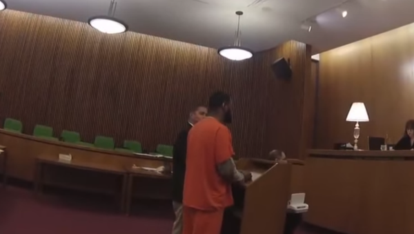 Ohio attorney Aaron Brockler is punched by client David Chislton after receiving 47-year prison sentence - Sputnik International