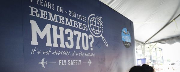 A girl writes a condolence message during the Day of Remembrance for MH370 event in Kuala Lumpur, Malaysia. A girl writes a condolence message during the Day of Remembrance for MH370 event in Kuala Lumpur, Malaysia. - Sputnik International