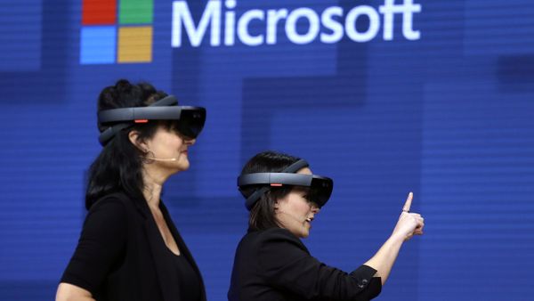 FILE- In this May 11, 2017, file photo, members of a design team at Cirque du Soleil demonstrate use of Microsoft's HoloLens device in helping to virtually design a set at the Microsoft Build 2017 developers conference in Seattle. Federal contract records show the U.S. Army has awarded Microsoft a $480 million contract to supply its HoloLens headsets to soldiers. The head-mounted displays use augmented reality, which means viewers can see virtual imagery superimposed over the real-world scenery in front of them. Microsoft says the technology will provide troops with better information to make decisions - Sputnik International