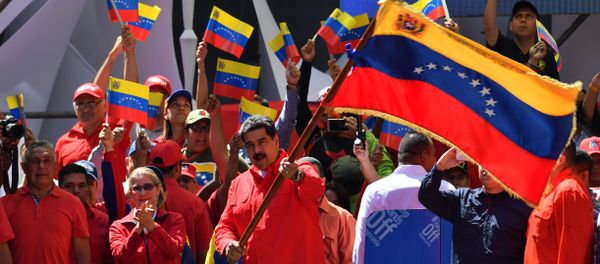 Venezuelan President Nicolas Maduro (C) waves the national flag during a pro-government march in Caracas, on February 23, 2019. - Sputnik International