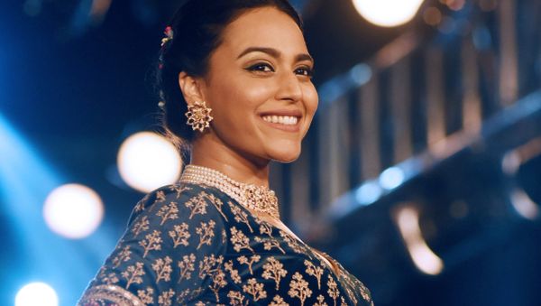 Indian Bollywood actress Swara Bhaskar showcases for a creation by designer Richa Malkani during the second season of The Wedding Junction Show, in Mumbai on October 26, 2018 - Sputnik International