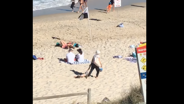 No Negotiations: Australian Woman Drags Seemingly Content Child Through Sand - Sputnik International