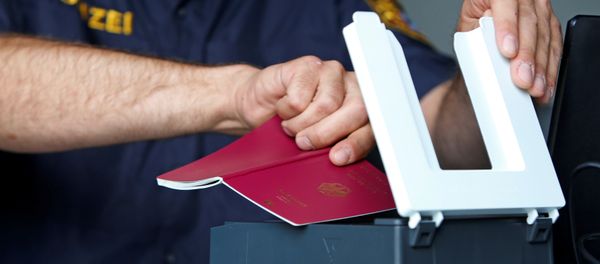 Bavarian Police Officer controls passports at a temporarily checkpoint on the motorway between the Austrian and German border in Kirchdorf am Inn, Germany July 18, 2018 Bavarian Police Officer controls passports at a temporarily checkpoint on the motorway between the Austrian and German border in Kirchdorf am Inn, Germany July 18, 2018 - Sputnik International