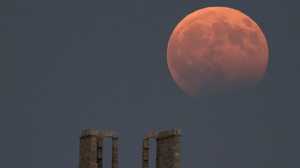 Temple of Poseidon is seen as a full moon is partially covered by the Earth's shadow during a lunar eclipse in Cape Sounion, east of Athens, Greece, August 7, 2017. - Sputnik International
