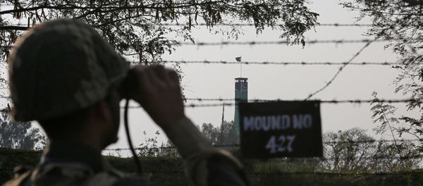 An India's Border Security Force (BSF) soldier keeps vigil during patrol along the fenced border with Pakistan in Ranbir Singh Pura sector near Jammu February 26, 2019 An India's Border Security Force (BSF) soldier keeps vigil during patrol along the fenced border with Pakistan in Ranbir Singh Pura sector near Jammu February 26, 2019 - Sputnik International