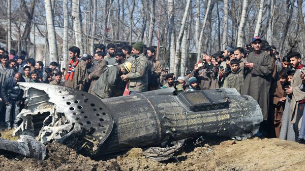 Indian soldiers and Kashmiri onlookers stand near the remains of an Indian Air Force aircraft after it crashed in Budgam district, on the outskirts of Srinagar on February 27, 2019 - Sputnik International