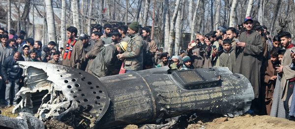 Indian soldiers and Kashmiri onlookers stand near the remains of an Indian Air Force aircraft after it crashed in Budgam district, on the outskirts of Srinagar on February 27, 2019 - Sputnik International