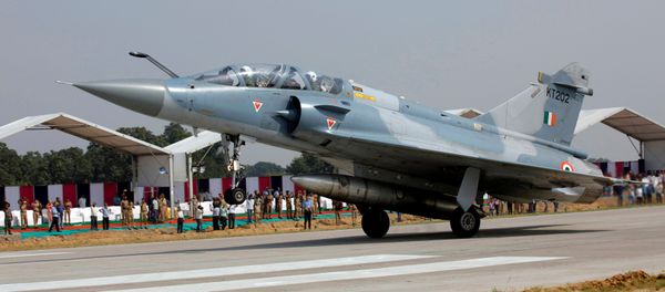 An Indian Air Force Mirage 2000 aircraft lands on the Agra-Lucknow expressway during a drill which, according to the Air Force officials, was held to use the expressway as landing strips in the event of emergency, in Unnao in the northern state of Uttar Pradesh, India, October 24, 2017 - Sputnik International