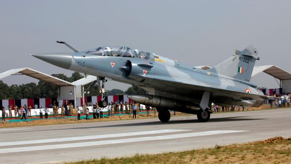 An Indian Air Force Mirage 2000 aircraft lands on the Agra-Lucknow expressway during a drill which, according to the Air Force officials, was held to use the expressway as landing strips in the event of emergency, in Unnao in the northern state of Uttar Pradesh, India, October 24, 2017 An Indian Air Force Mirage 2000 aircraft lands on the Agra-Lucknow expressway during a drill which, according to the Air Force officials, was held to use the expressway as landing strips in the event of emergency, in Unnao in the northern state of Uttar Pradesh, India, October 24, 2017 - Sputnik International