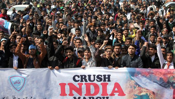 Supporters of Jamiat Talaba Islam (JTI), student wing of religious and political party Jamaat-e-Islami (JI), chant slogans as they celebrate, after Pakistan shot down two Indian military aircrafts, in Lahore, Pakistan February 27, 2019 - Sputnik International