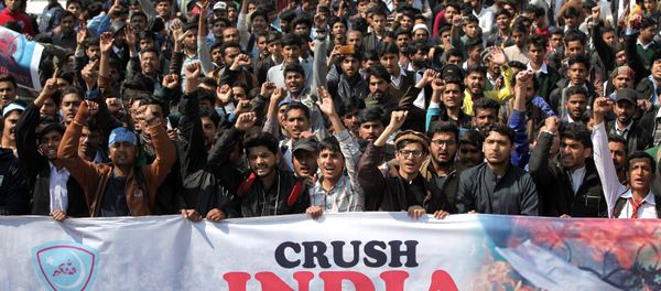 Supporters of Jamiat Talaba Islam (JTI), student wing of religious and political party Jamaat-e-Islami (JI), chant slogans as they celebrate, after Pakistan shot down two Indian military aircrafts, in Lahore, Pakistan February 27, 2019 - Sputnik International