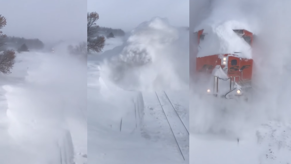 US Train Barrels Through Ground Blizzard - Sputnik International