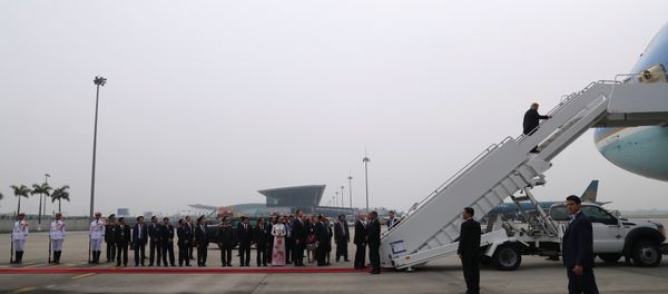 U.S. President Donald Trump boards Air Force One after his summit with North Korean leader Kim Jong Un, at Noi Bai International Airport in Hanoi, Vietnam, February 28, 2019 - Sputnik International