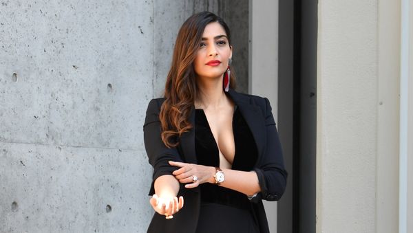 Indian actress Sonam Kapoor poses after attending the Armani fashion show, as part of the Women's Spring/Summer 2019 fashion week in Milan, on September 23, 2018 Indian actress Sonam Kapoor poses after attending the Armani fashion show, as part of the Women's Spring/Summer 2019 fashion week in Milan, on September 23, 2018 - Sputnik International