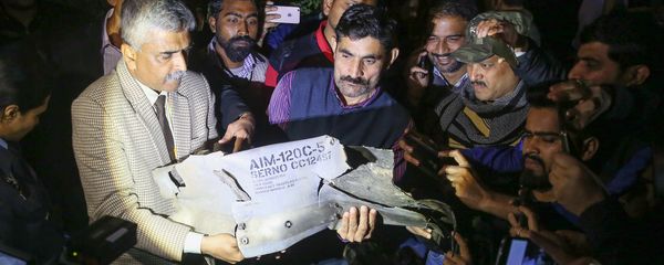 Indian Air Force officials show a section of an exploded AMRAAM missile, said to be fired by Pakistan Air Force (PAF) F-16, during a joint press conference of the Indian Air Force (IAF), Army and Navy in New Delhi on February 28, 2019 - Sputnik International