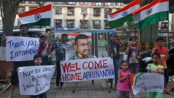 Children hold banners and Indian national flags after Pakistan's Prime Minister Imran Khan said Pakistan will release an Indian Air Force pilot on Friday, in a street in Mumbai, India, February 28, 2019 - Sputnik International
