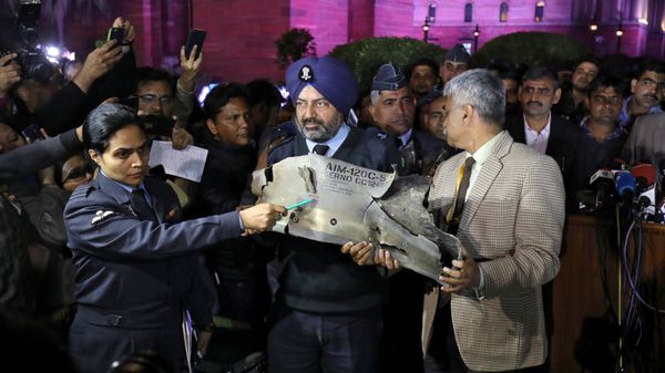 Indian Air Force officials display a wreckage of AMRAAM air-to-air missile that they say was fired by Pakistan Air Force fighter jet during a strike over Kashmir on Wednesday, after speaking with the media in the lawns of India's Defence Ministry in New Delhi, India, February 28, 2019 - Sputnik International